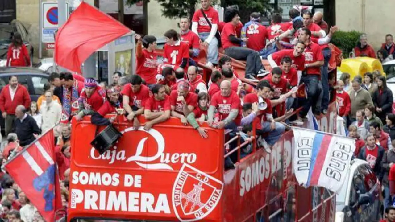 Jugadores y afici&oacute;n rojilla celebran el ascenso del Numancia en el 2008 | Foto: elnortedecastilla.es