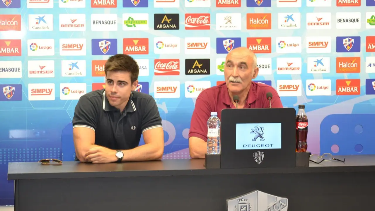 Alberto P&eacute;rez y Fernando Lobera como representantes de las pe&ntilde;as del Huesca explican los actos previstos en el partido contra el Numancia. Foto: Sporthuesca
