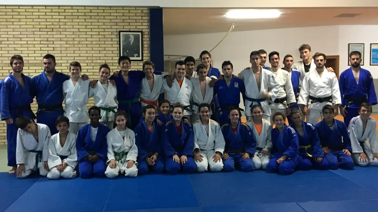 Fran Garrig&oacute;s, con todos los alumnos y personal docente de la Escuela Ib&oacute;n.