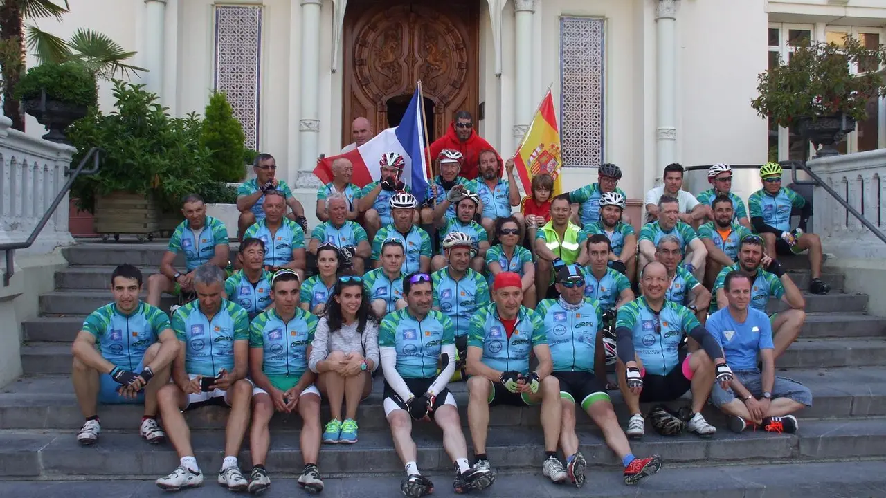 Participantes de la cicloturista en pasadas ediciones | Foto: CC Oscense