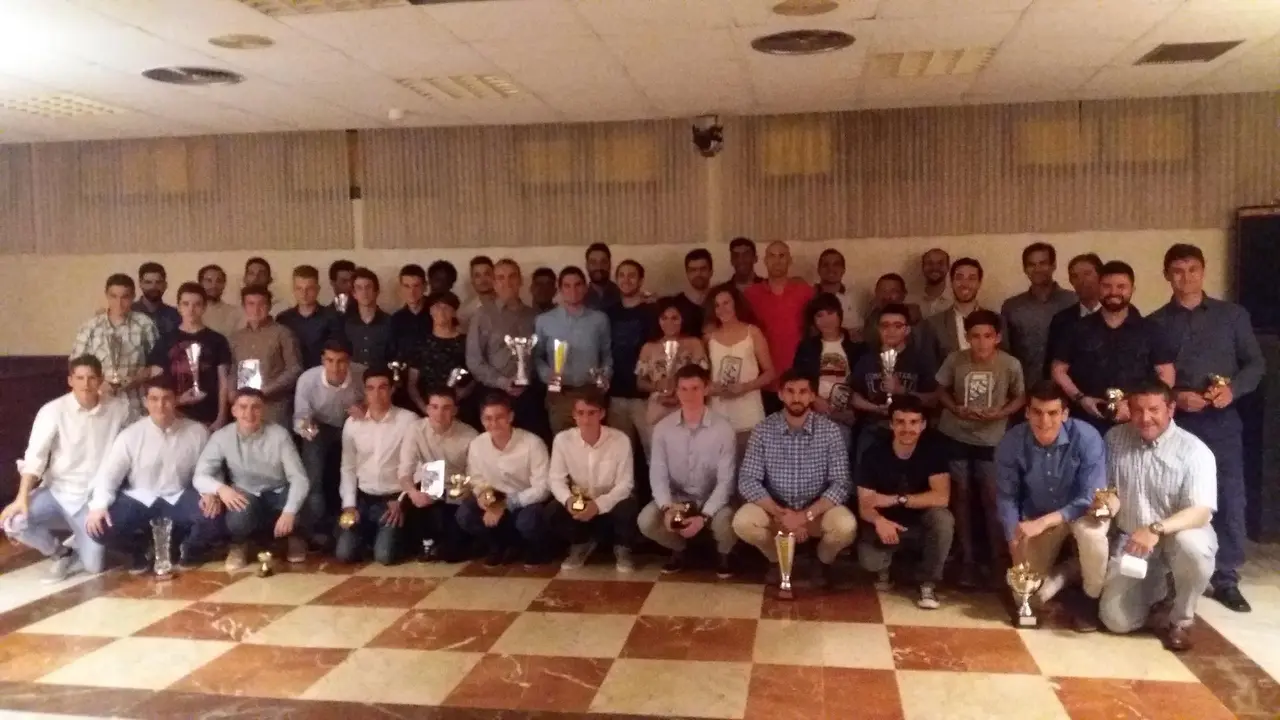 Los jugadores del primer equipo posaron con los premiados al t&eacute;rmino de la cena. Foto: Sporthuesca