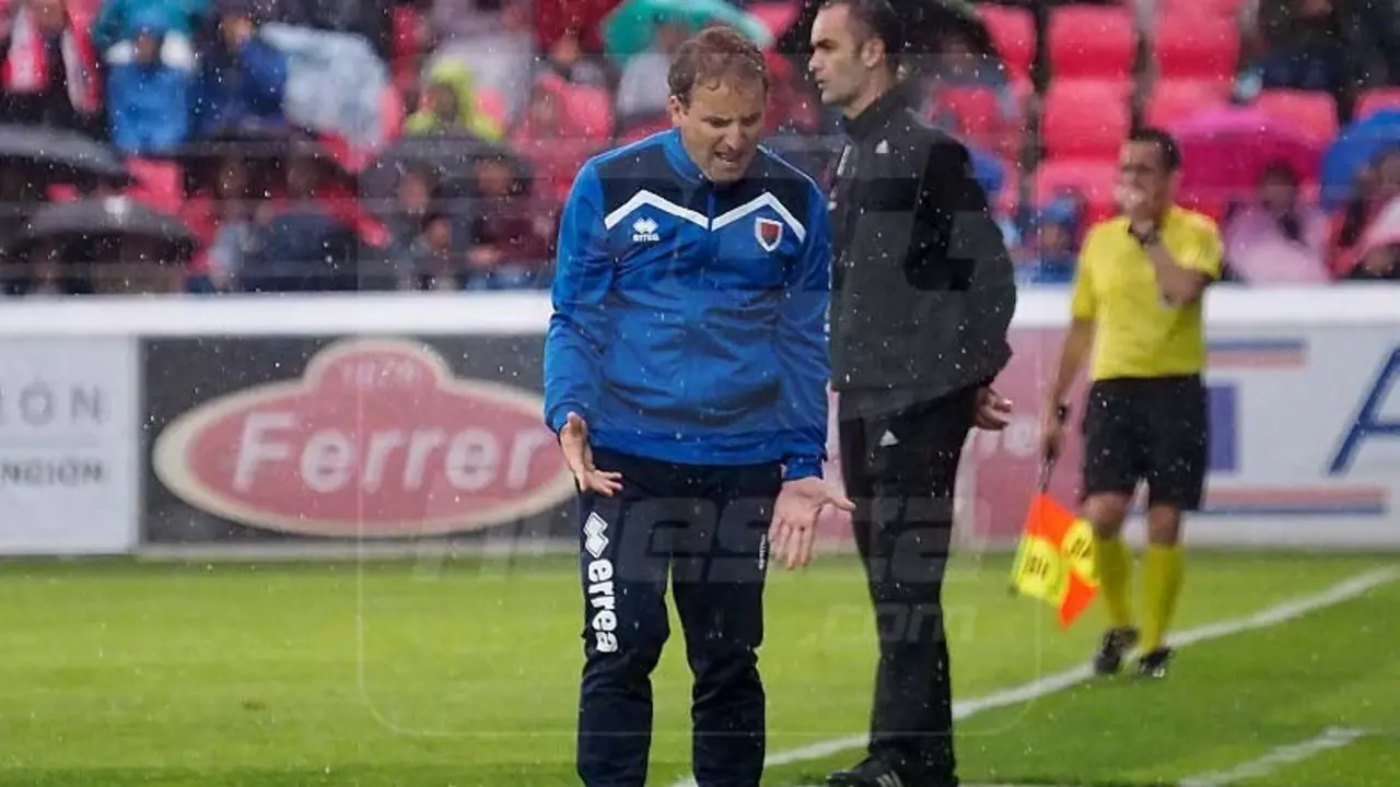 Joseba Arrasate, durante una de las fases del partido fuera del banquillo. | Foto: C.Pascual