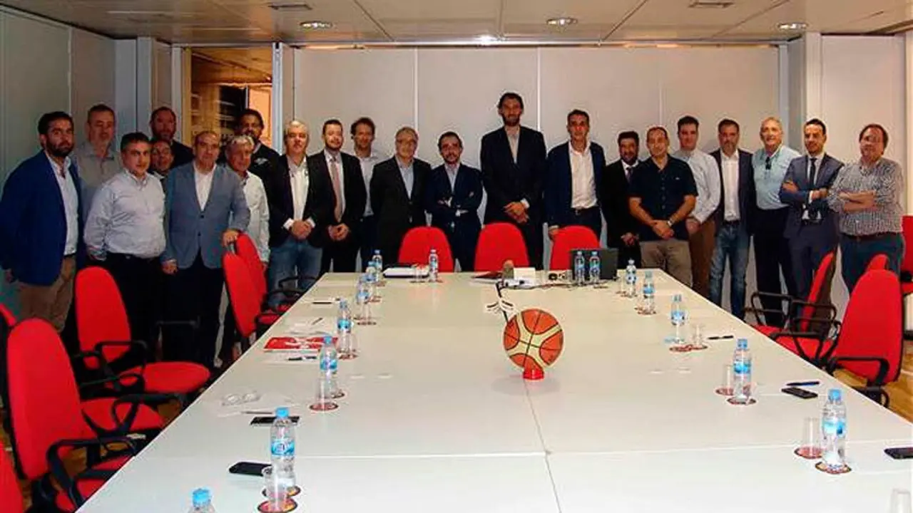 Mientros de la FEB junto a los representantes de LEB Oro que asistieron a la reuni&oacute;n | Foto: FEB