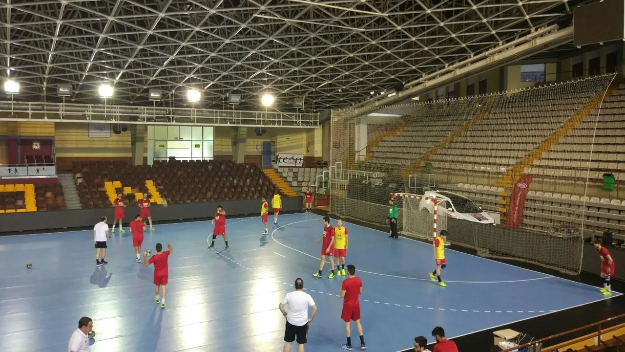 El Bada Huesca durante el entrenamiento de esta tarde sobre la pista de Le&oacute;n donde este viernes juega contra el Bar&ccedil;a. 