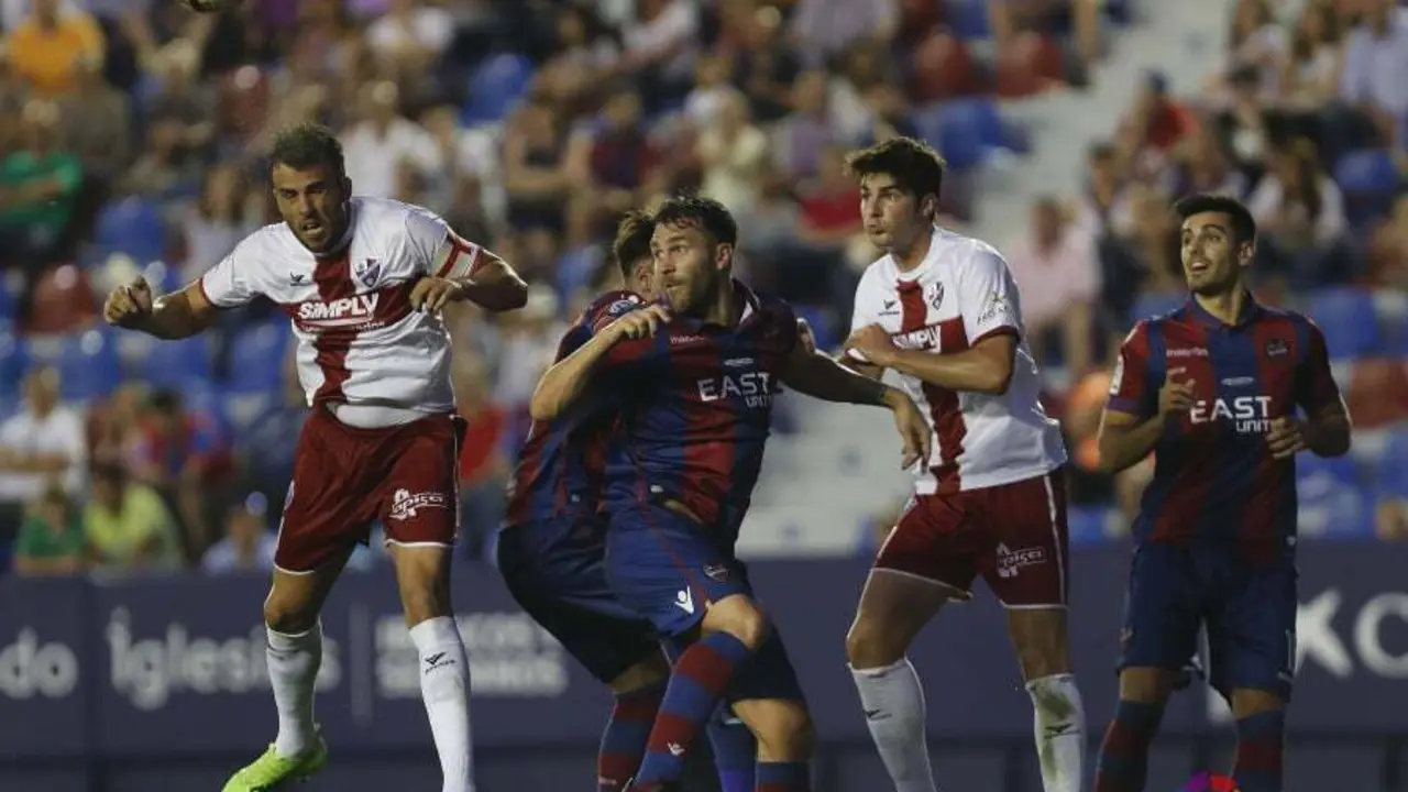 Carlos David intenta rematar un bal&oacute;n en el encuentro ante el Levante | Foto: LaLiga