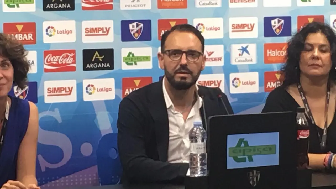 El m&iacute;ster del conjunto madrile&ntilde;o en la sala de prensa de El Alcoraz | Foto:  Edgar Navarro