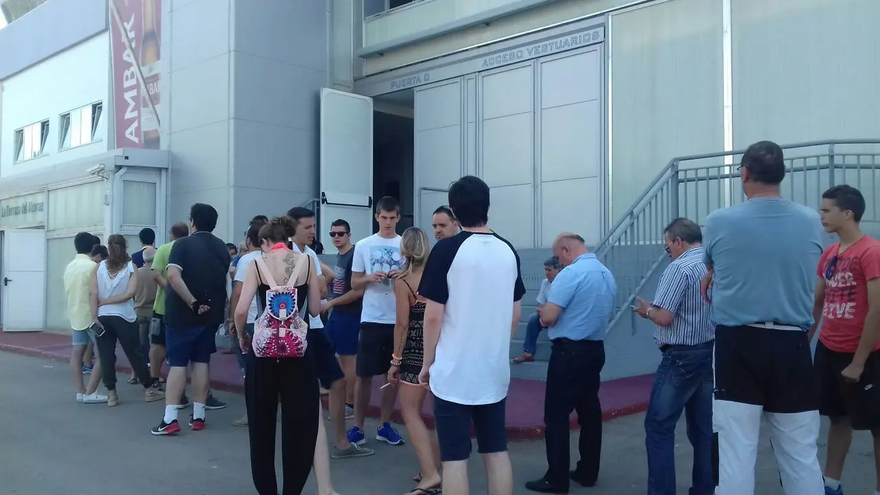 Aficionados en la compra de entradas | Foto: SPORTHUESCA