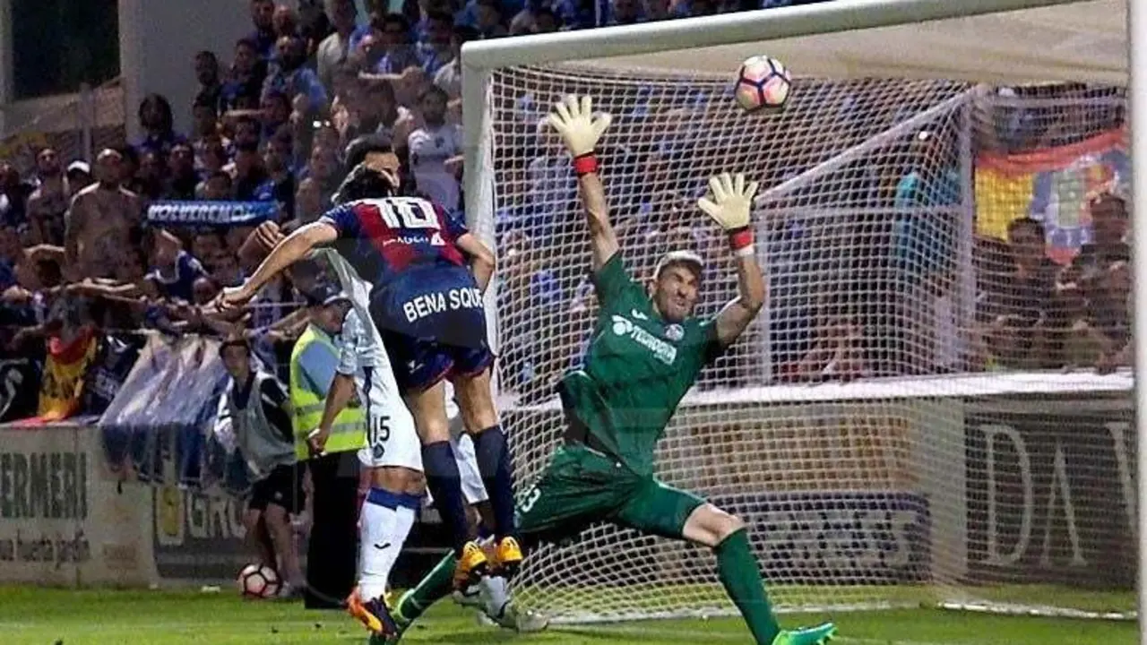 Momento en el que Camacho anota el empate a dos en el &uacute;ltimo Huesca-Getafe | Foto: C.Pascual