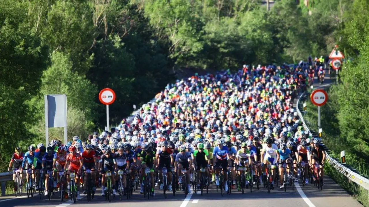Imagen durante la carrera de Gran Fondo de una edici&oacute;n de la Quebrantahuesos.