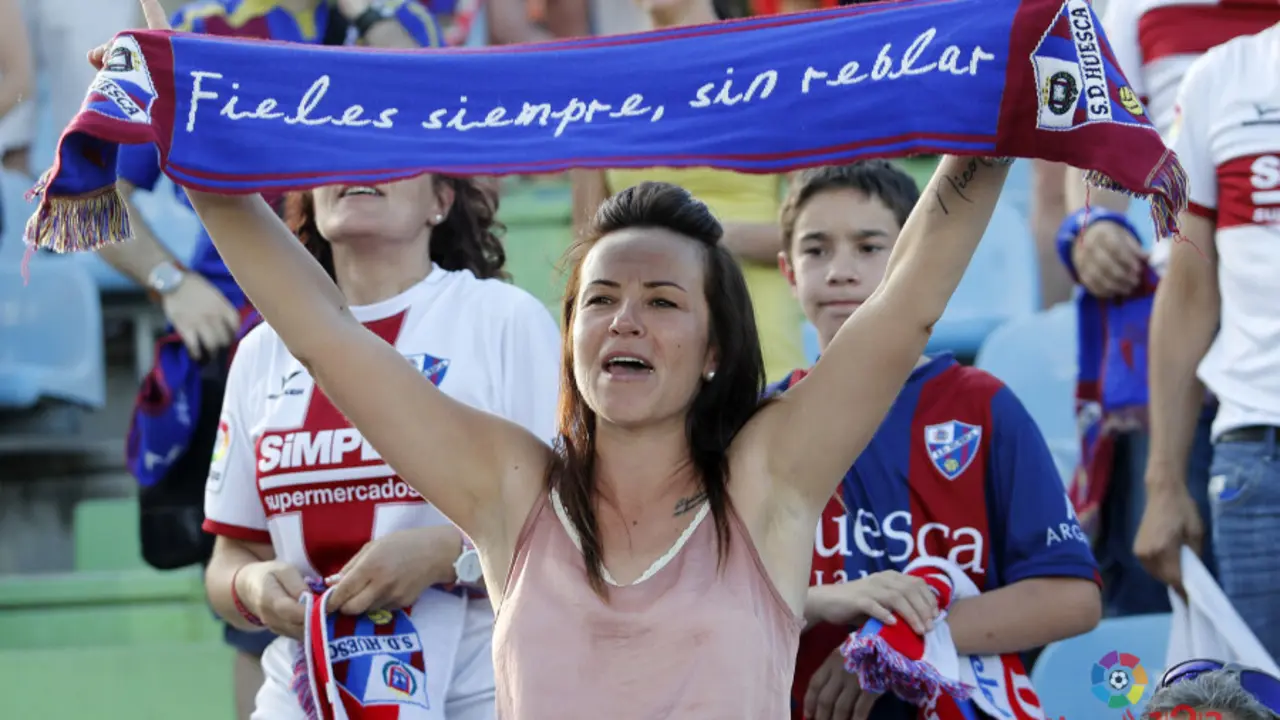 Una aficionada azulgrana luce una bufanda con el lema del Club | Foto: LFP