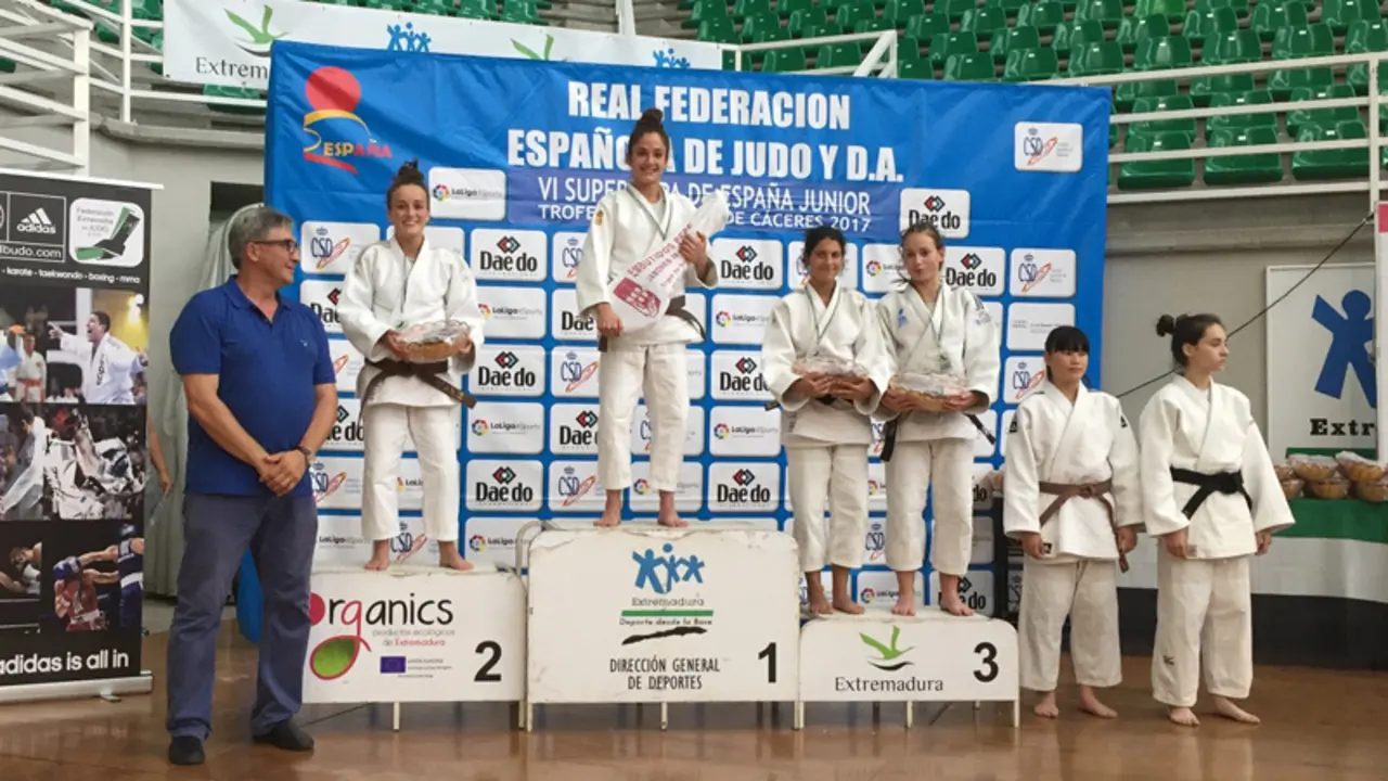 Bel&eacute;n Mart&iacute;nez, en el segundo puesto del podio.