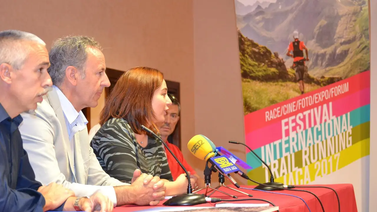 De izquierda a derecha Juan Gonz&aacute;lez, Luis Esta&uacute;n y Olvido Moratinos, en la presentaci&oacute;n oficial de Pirineos Fit. Foto: Sporthuesca.com