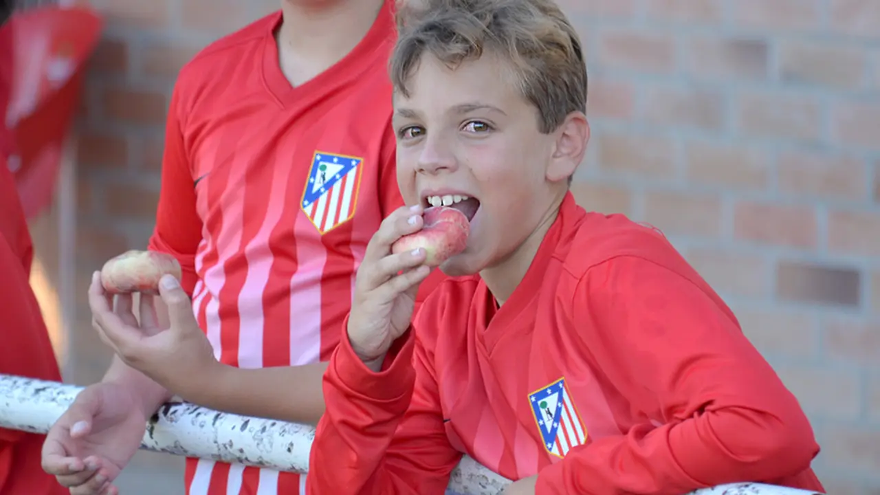 Rodrigo M&eacute;ndez, elegido mejor jugador del torneo, degustando un melocot&oacute;n paraguayo | Foto: Daniel Gallinad (Club Fotogr&aacute;fico Fraga)