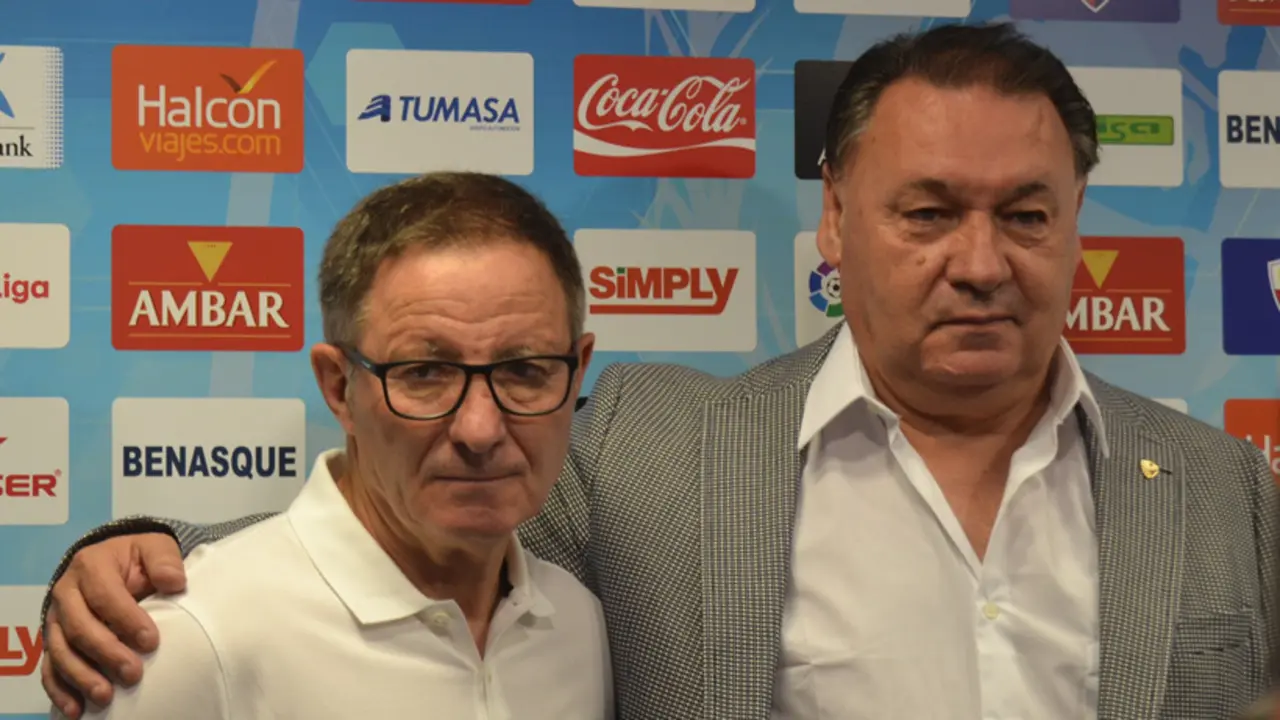 Anquela y Lasaosa posan para los fot&oacute;grafos segundos antes de iniciar la rueda de prensa | Foto: SPORTHUESCA