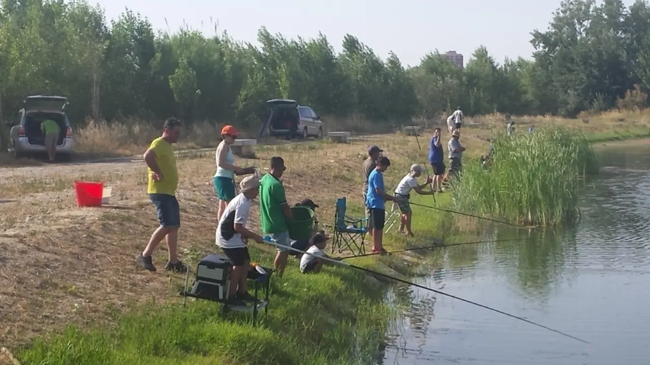 J&oacute;venes pescadores en acci&oacute;n de pesca. 