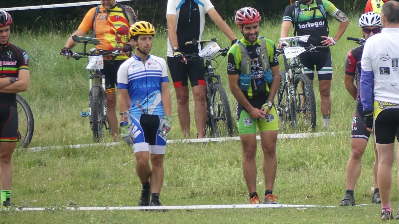 Jorge Garc&iacute;a, de azul, en la salida en masa de la Larga Distancia de la prueba disputada en Soria. Foto: Pe&ntilde;a Guara