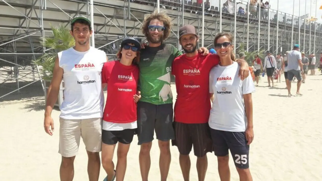 De izquierda a derecha: Pablo, Laura, Will, Ricardo y Luc&iacute;a, en los mundiales de Royan (Francia)