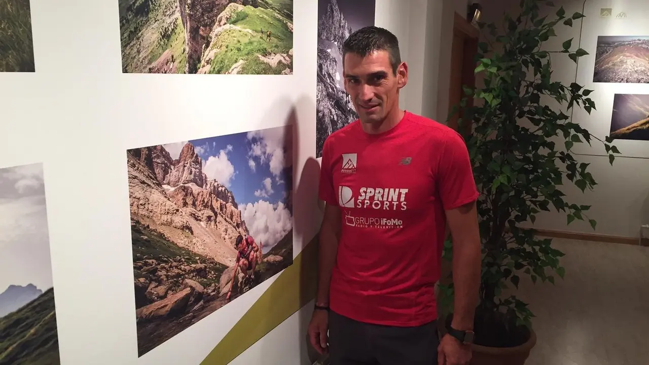 Antonio Su&aacute;rez, ganador de la pasada edici&oacute;n de la Endurance Marat&oacute;n, posa al lado de una imagen suya. Foto: Rub&eacute;n Fueyo