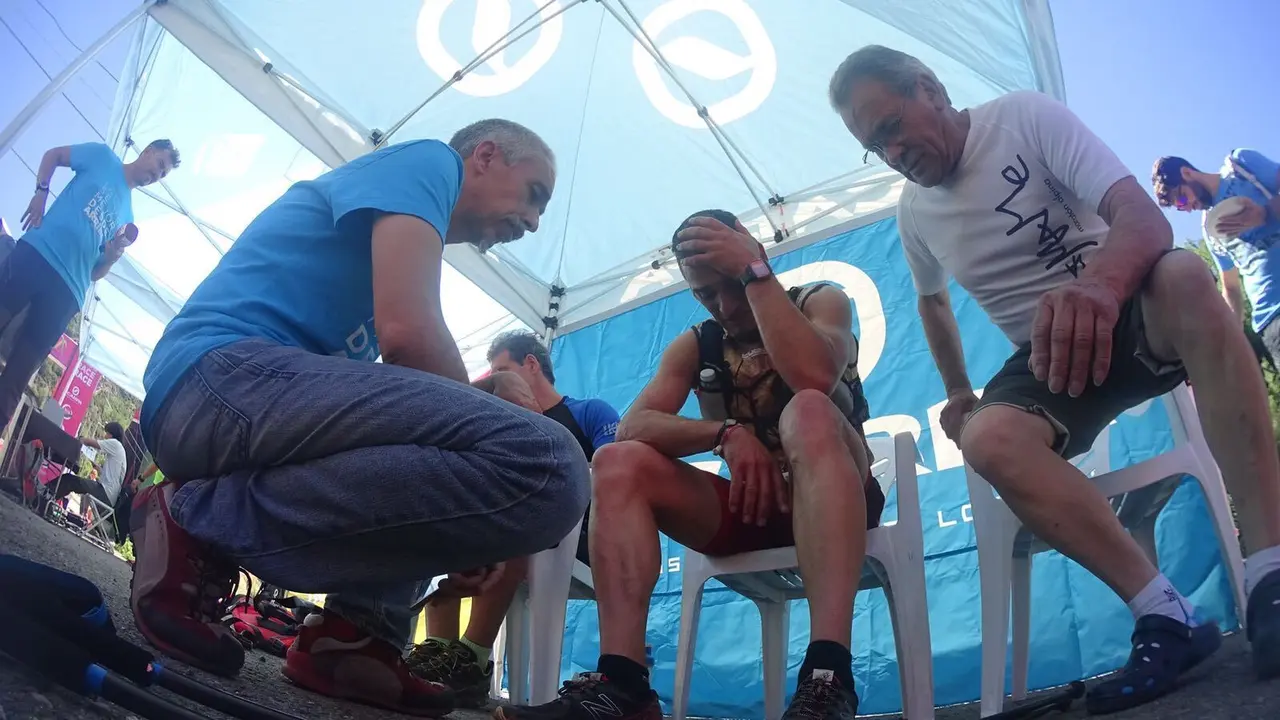 Imagen de dureza y superaci&oacute;n. Antonio Su&aacute;rez tras entrar en meta pese a su lesi&oacute;n y en primer plano el director de Pirineos Fit, Juan Gonz&aacute;lez, d&aacute;ndole calor. Foto: Pirineos Fit
