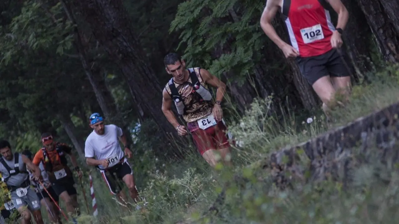 Markus Living lidera el grupo de la imagen, en tercera posici&oacute;n el runner del Club Atletismo Jaca Jes&uacute;s Moreno. Foto: Pirineos Fit