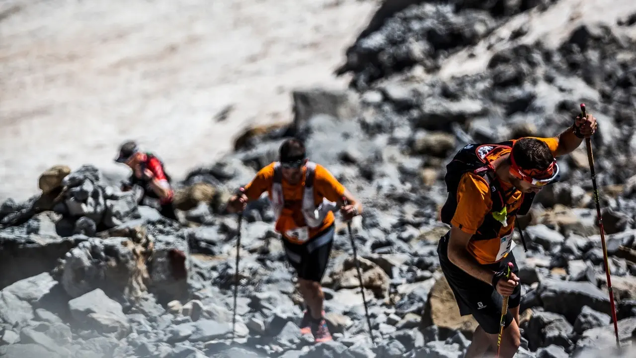 Tres participantes en el Pirineos Fit durante un tramo exigente. Foto: Pirineos Fit