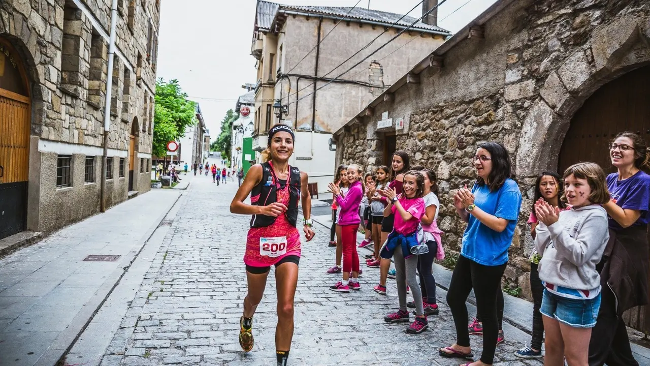 Mari Tamarit Galisteo, participante en la categor&iacute;a marat&oacute;n Experience, responde con una sonrisa los aplausos de aficionados. Foto: Pirineos Fit