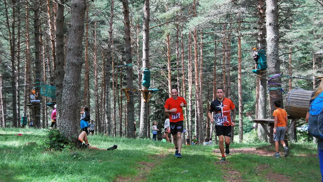 Dos corredores pasan por una zona de ocio de Echo. Foto: Cedida