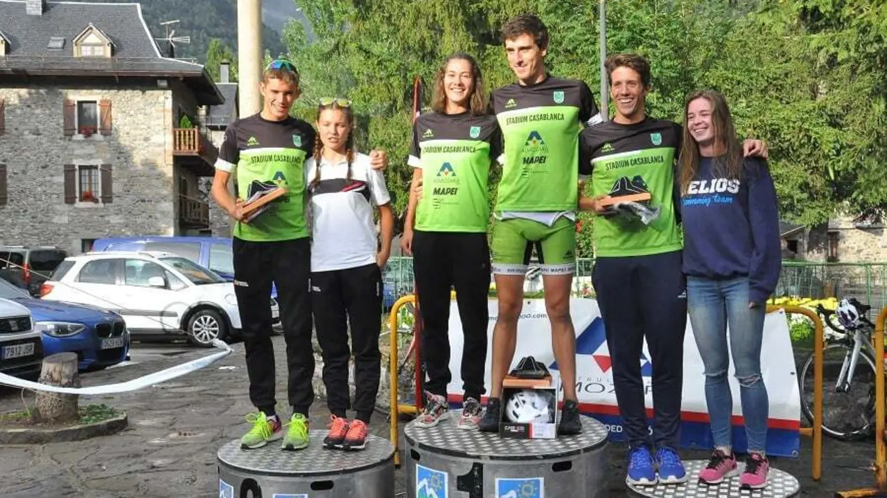 Foto de familia de los campeones en diversas categor&iacute;as | Foto: V&iacute;ctor Sancho