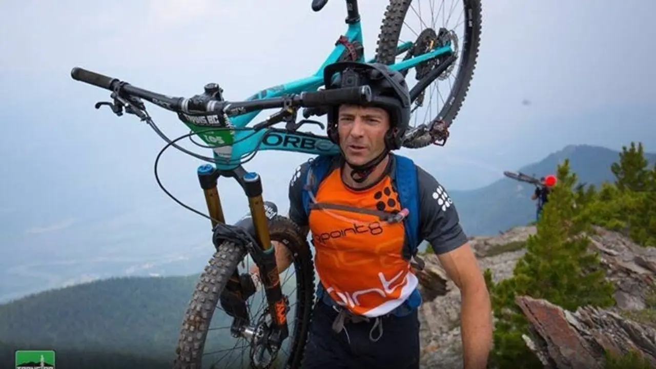 C&eacute;sar Gair&iacute;n, en un tramo donde es necesario acarrear con la bici. Foto: Trans BC Enduro
