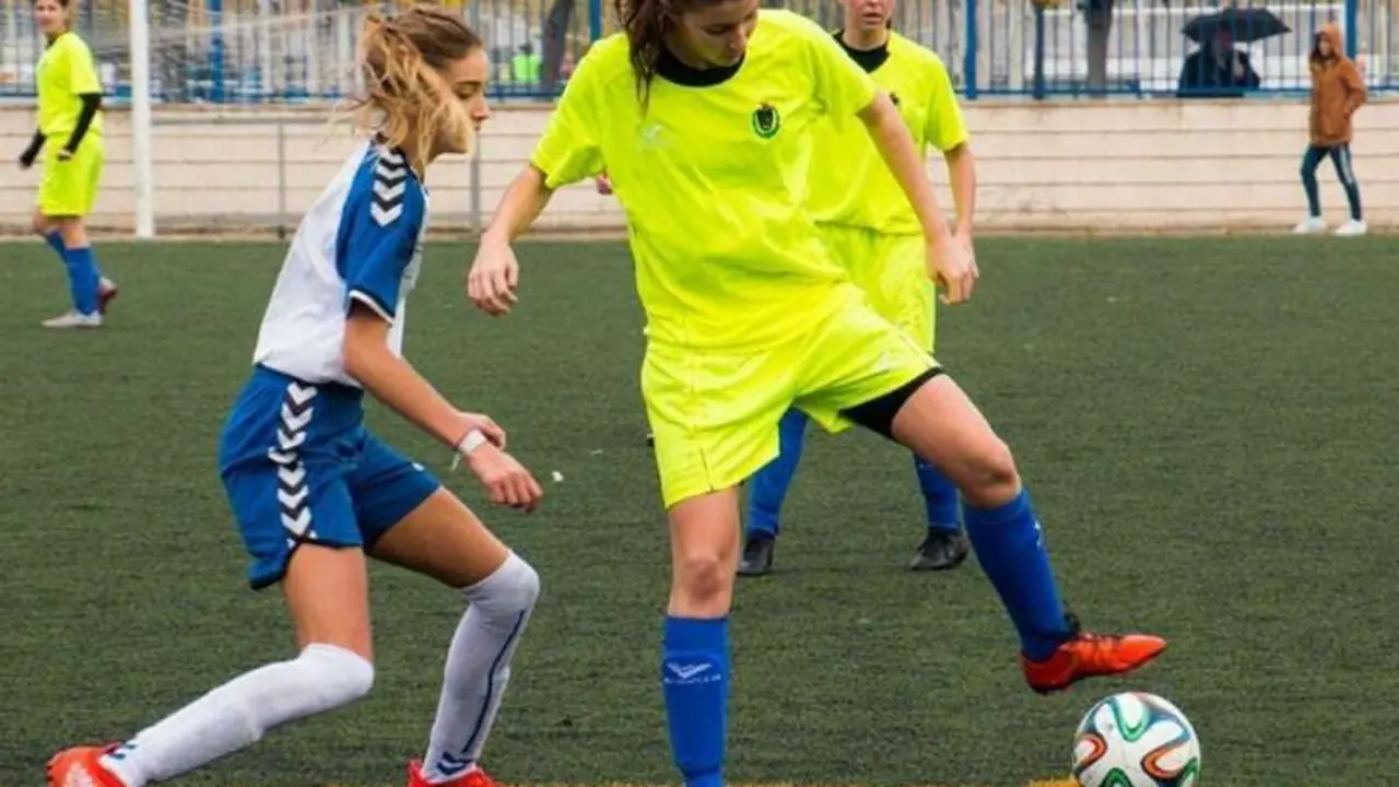 Ana Cord&oacute;n controla el bal&oacute;n ante una rival | Foto: Cristina Vicente
