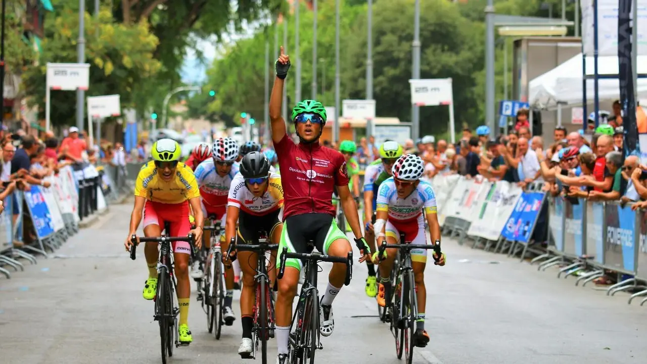 Ra&uacute;l Rota celebra el triunfo en la etapa reina del Crit&eacute;rium.