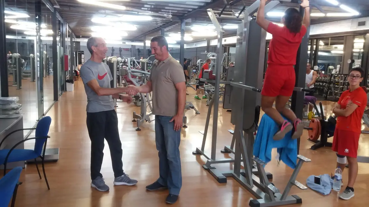 Manuel Lasauca (i) y Daniel Ib&aacute;&ntilde;ez se estrechan la mano tras la presentaci&oacute;n de la pretemporada del Bada en el gimnasio Alameda. Foto: Sporthuesca
