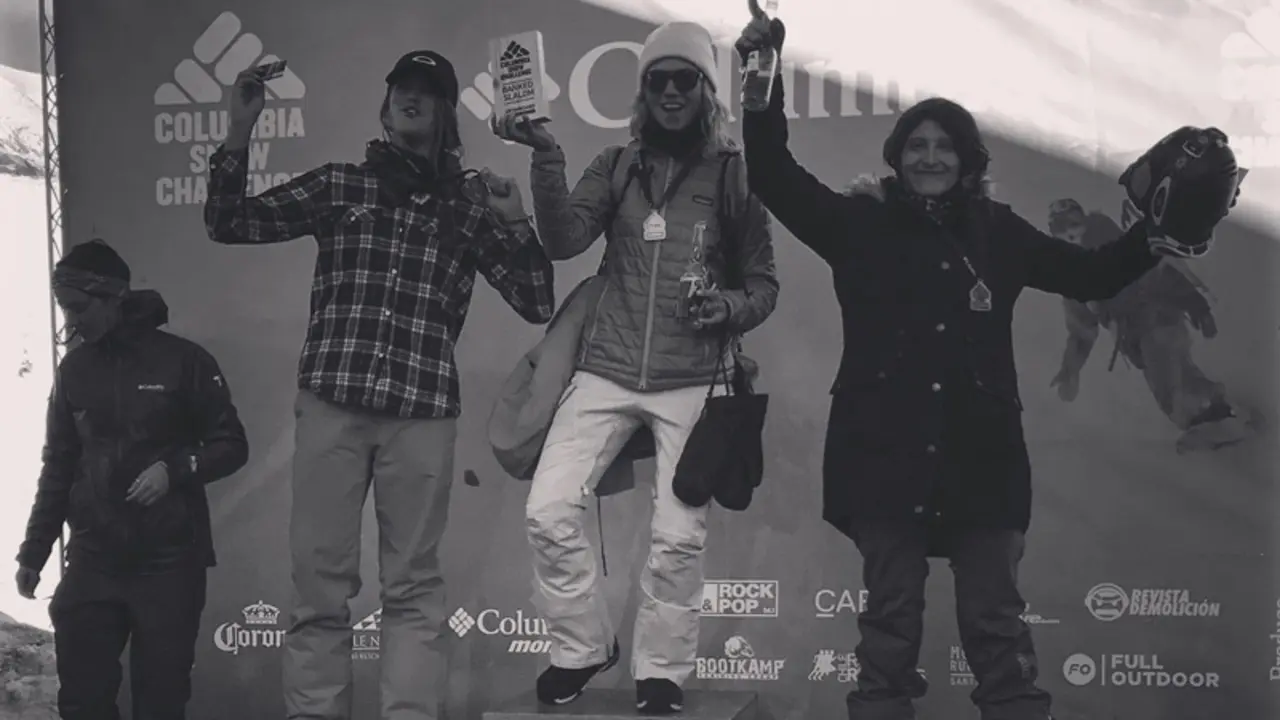 Ana Salvador, en lo m&aacute;s alto del caj&oacute;n tras ganar en Valle Nevado. Foto: Banked Slalom Columbia