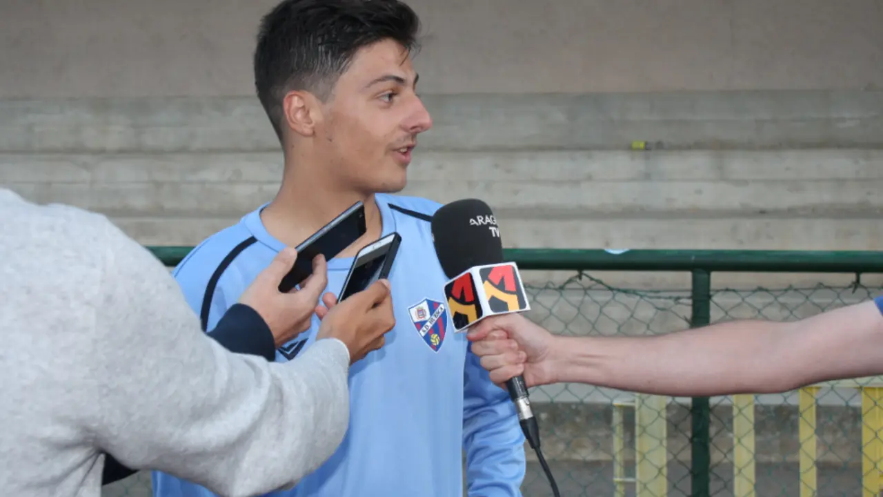 El jugador del Almud&eacute;var se mostraba feliz ante los medios | Foto: Edgar Navarro - sporthuesca.com