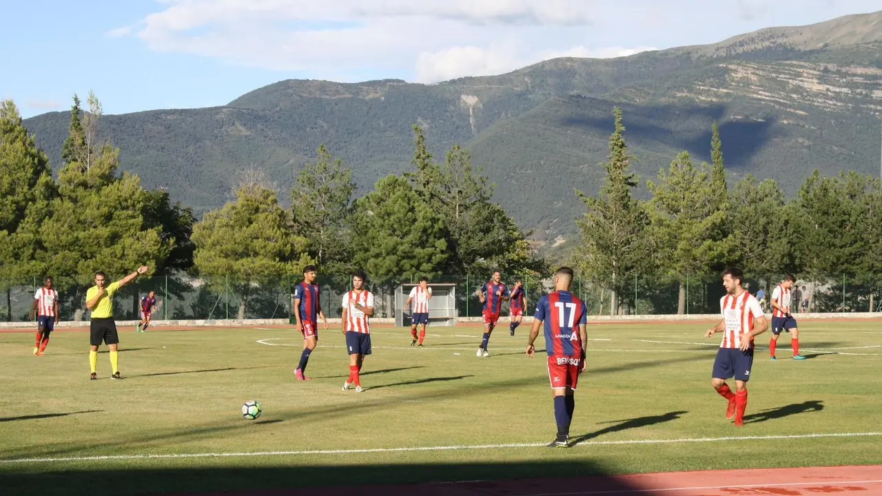 El cuadro local no se lo puso nada f&aacute;cil a los azulgranas | Foto: Edgar Navarro - sporthuesca.com