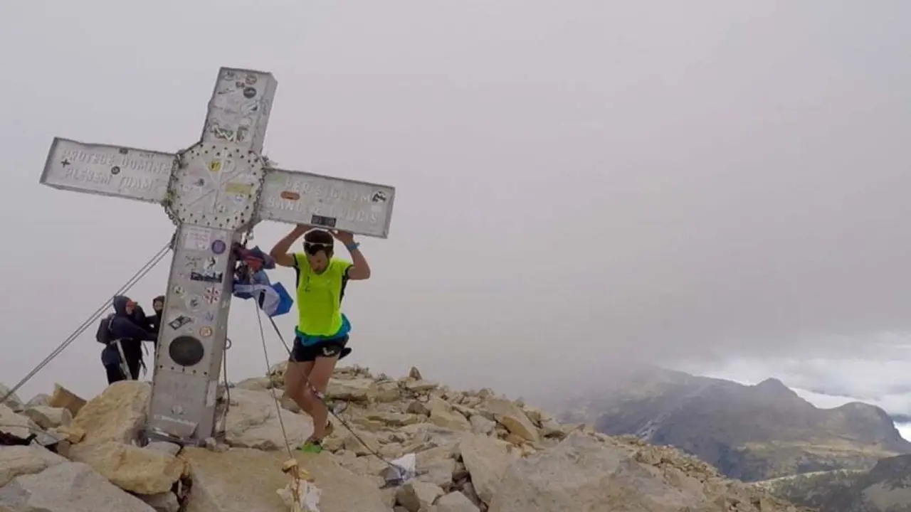 Marc Pinsach toca la cruz del Aneto y se dispone a realizar el descenso hasta Benasque. | Foto: Lymbus