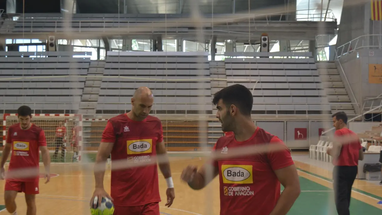 De izquierda a derecha Zungri, Mira y Quique Camas durante un entrenamiento del Bada. Foto: Sporthuesca