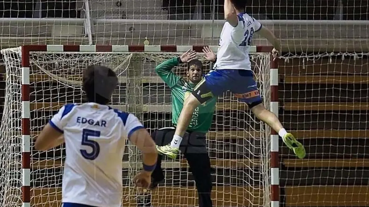 Arguillas busca cerrar huecos a un jugador del Granollers en el amistoso disputado en el Palacio de los Deportes. Foto: C. pascual