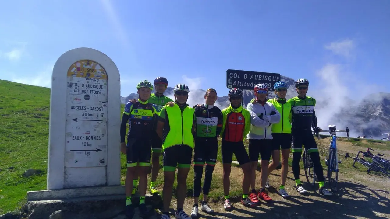 Ciclistas del CC Oscense en la cima del m&iacute;tico Aubisque. Foto: CC Oscense
