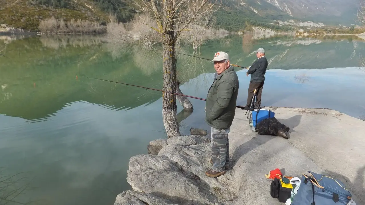 Pescadores en plena acci&oacute;n en el embalse de Arguis | Foto: FAPYC