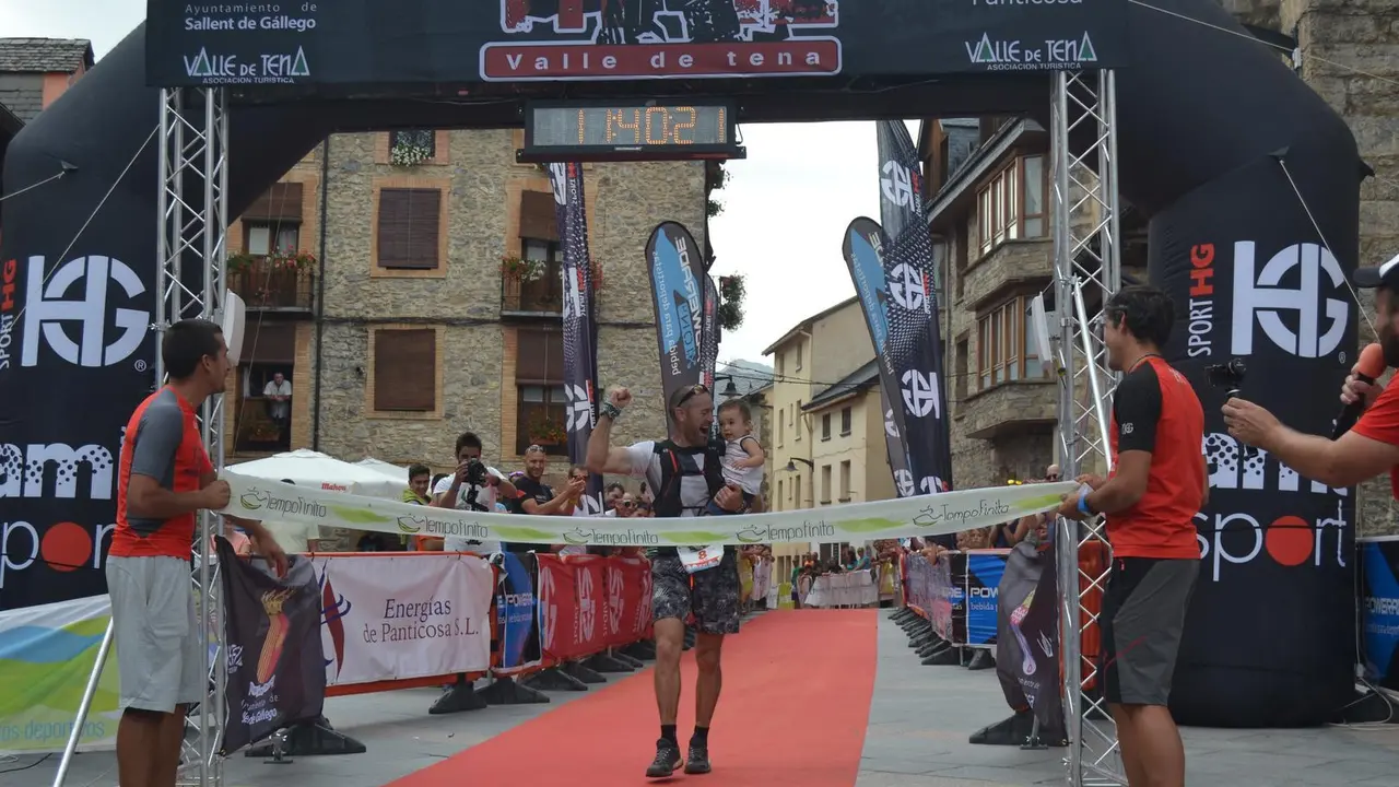 Sergio Gimeno con su hijo H&eacute;ctor segundos antes de cruzar la meta como ganador de la 8K Trail Valle de Tena. Foto: Sporthuesca.com
