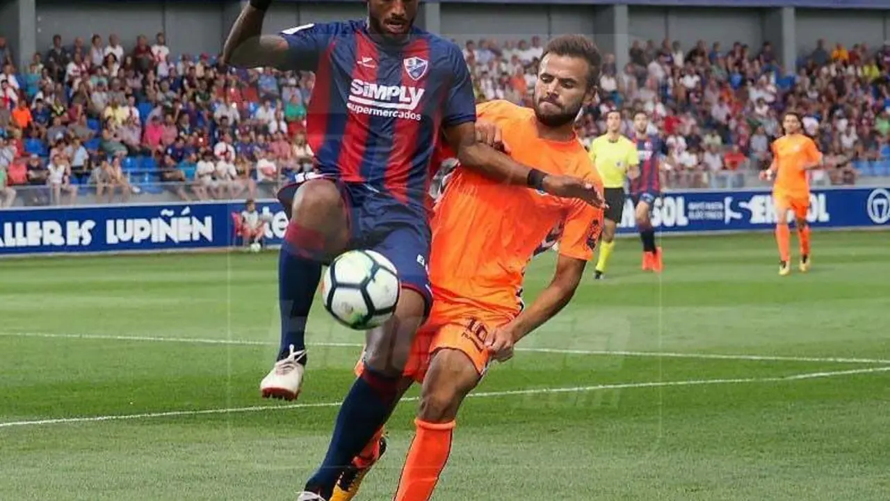 Carlos Akapo disputa el bal&oacute;n frente un jugador del Lorca | Foto: C.Pascual