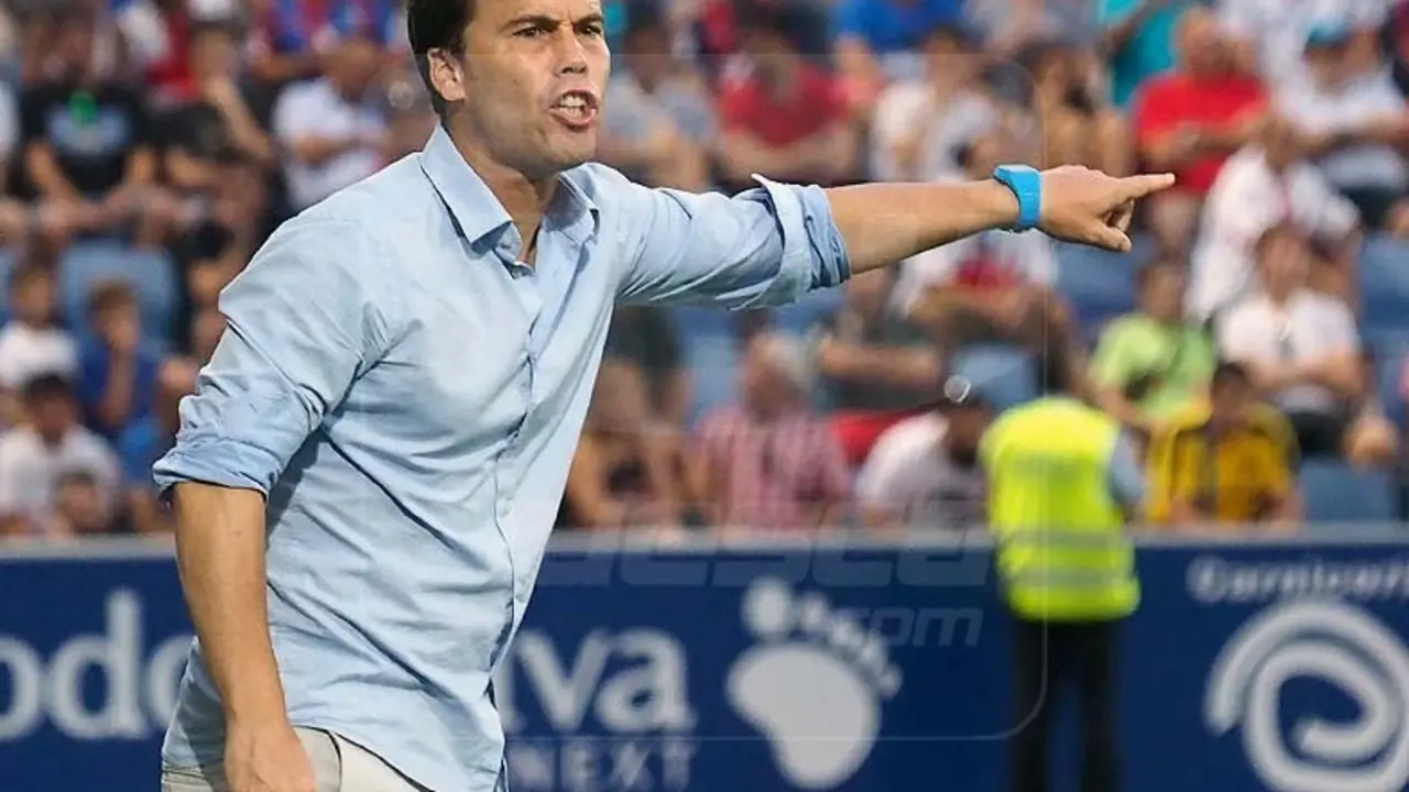Rubi daba instrucciones a los suyos desde la banda durante el partido | Foto: C.Pascual