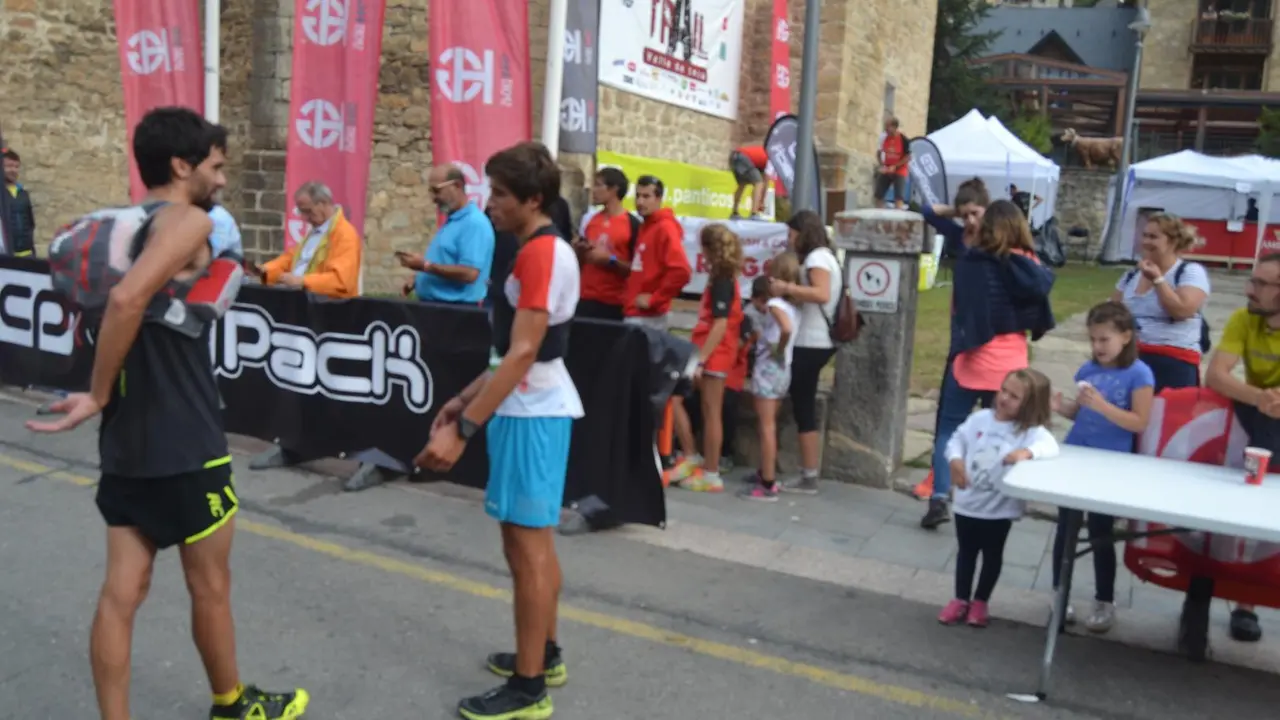 Ra&uacute;l Criado (d) conversa con Joseba D&iacute;az quien a la postre fue el primero de la 2K Valle de Tena porque el de Canfranc perdi&oacute; unos guantes. Foto: Sporthuesca.com