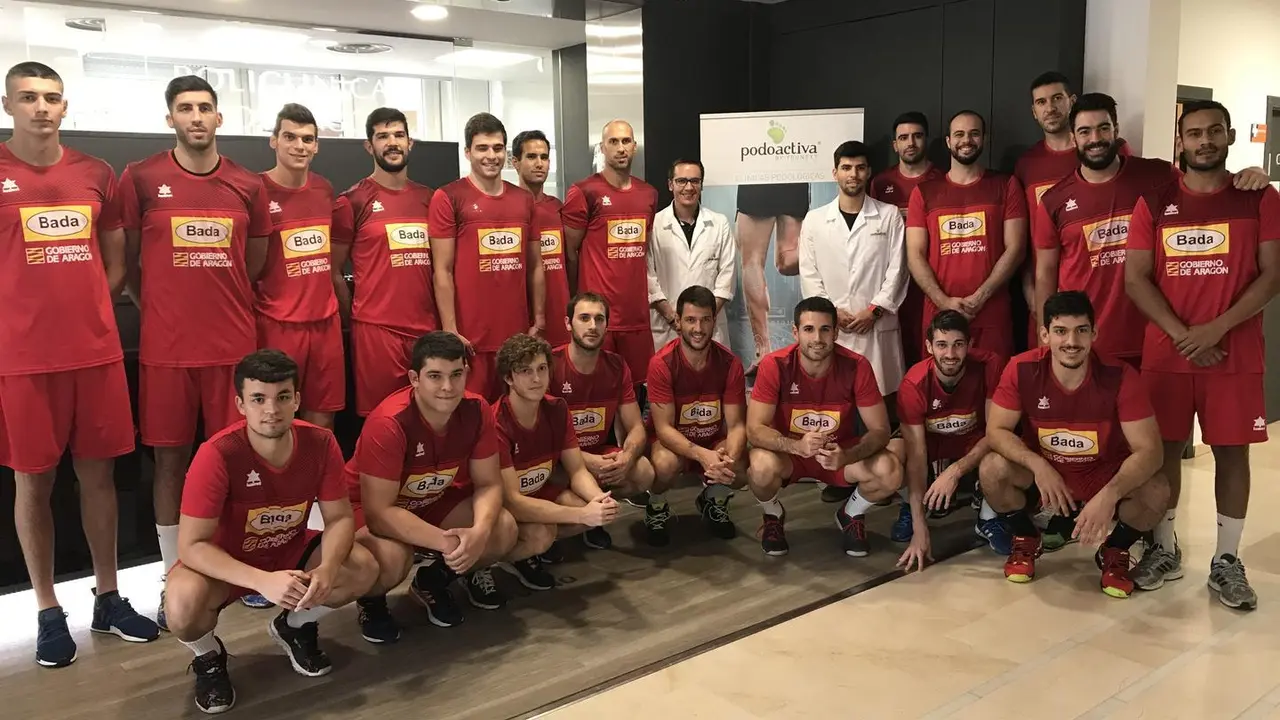 Plantilla del Bada Huesca con personal de Podoactiva en las instalaciones de la Policl&iacute;nica Altoarag&oacute;n