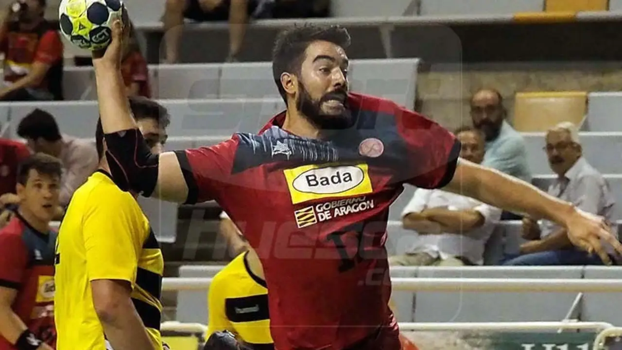Carr&oacute; puso el gol 5.000 del BM Huesca en la Asobal, pero el equipo no se llev&oacute; la victoria. Foto: C. Pascual