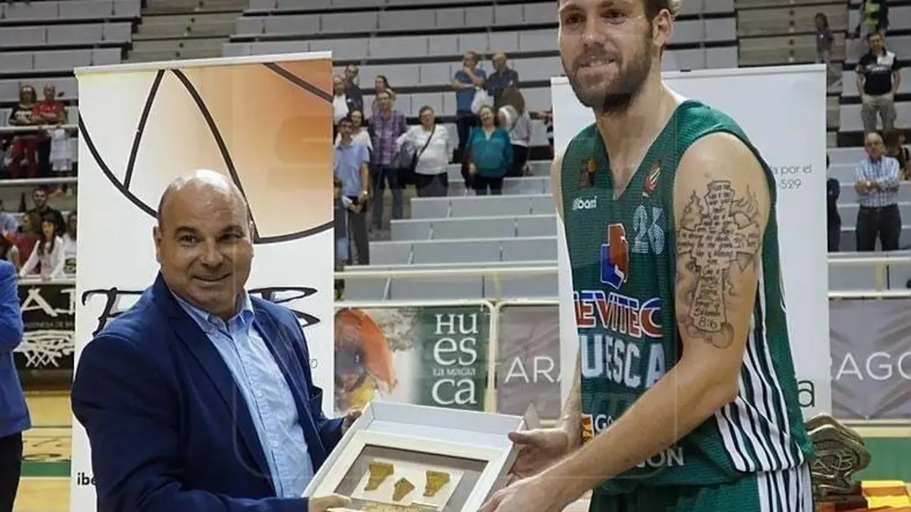 Kevin Van Wijk recibiendo el premio de m&aacute;ximo reboteador en el primer partido de pretemporada | Foto: C. Pascual