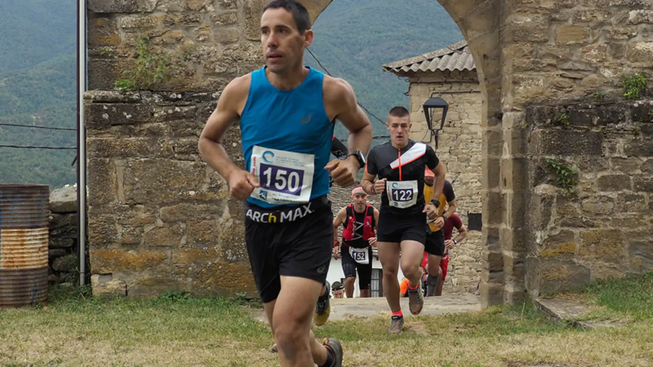 Dani Cremades supera la iglesia de los Santos Reyes de Javierrelatre, uno de los puntos emblem&aacute;ticos de la localidad. Foto: C. Pascual
