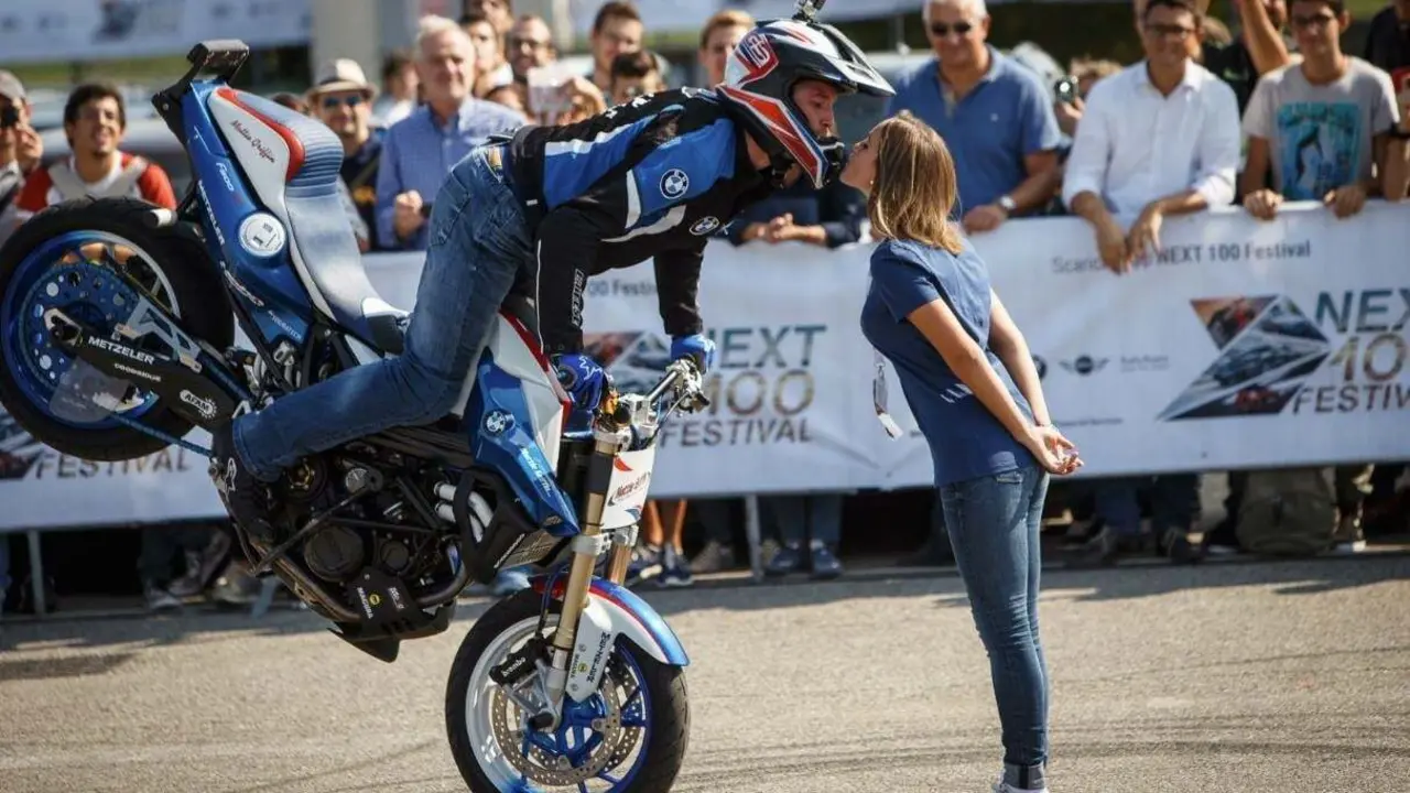 La BMW Motorrad como la que se abre ma&ntilde;ana en Formigal siempre deja im&aacute;genes espectaculares. Foto: BMW