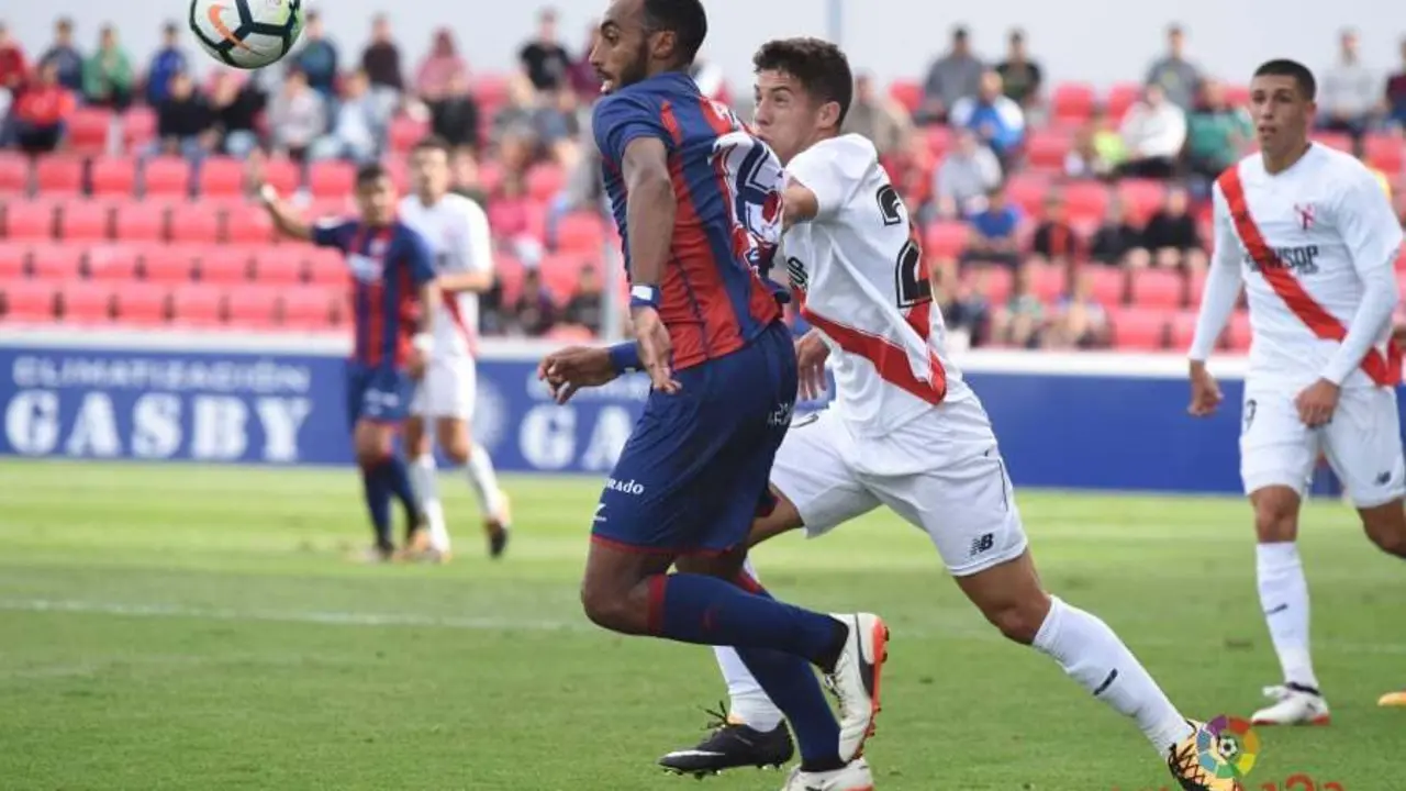 Akapo en una acci&oacute;n defensiva ante el Sevilla Atl&eacute;tico | Foto: LFP